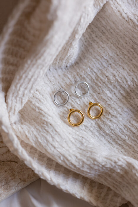 1851 Minimal gold circle earrings